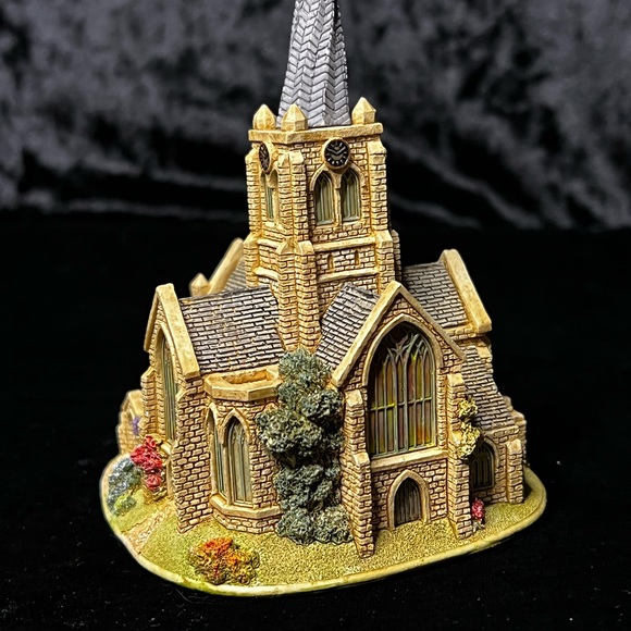 Lilliput Lane | Crooked Spire Chesterfield | Britain’s Heritage Collection - Picture 8 of 14